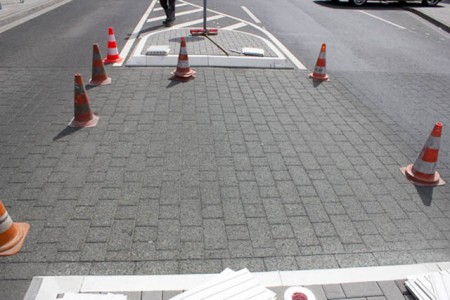 Taktile Leitelemente auf Verbundpflasterfläche aufzukleben